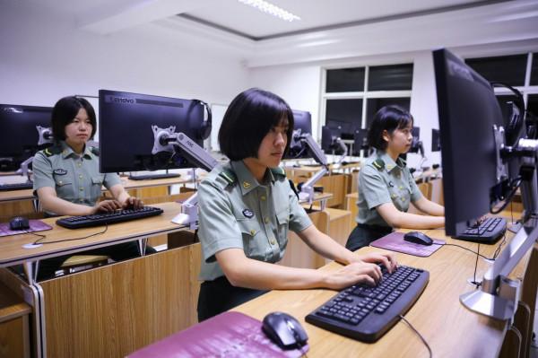 中秋佳節,通訊女兵一封家書寄相思 中秋佳節,通訊女兵一封家書寄相思