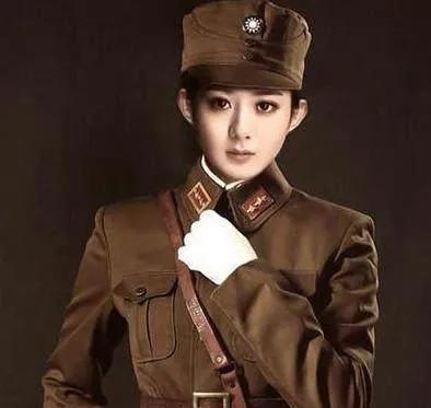 趙麗穎穿軍裝，有的英姿颯爽，有的可可愛愛，這反差萌太絕了