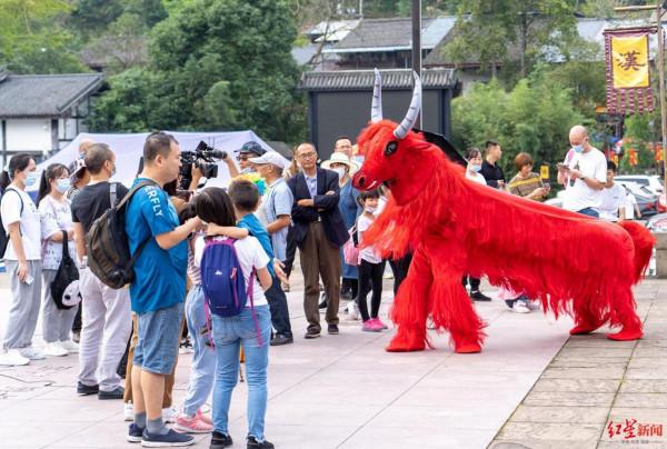 看非遺表演、嘗非遺美食……國慶長假首日,千年劍門關迎來非遺熱 看非遺表演、嘗非遺美食……國慶長假首日,千年劍門關迎來非遺熱