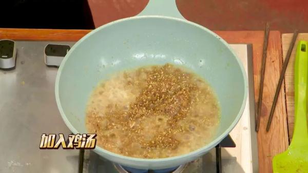 天氣微涼，來個輕葷小暖鍋吧！又香又暖，太適合全家一起吃了