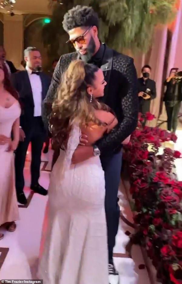 NBA濃眉哥大婚，對著孩子媽深情獻唱，阿黛爾藉機“官宣”了戀情