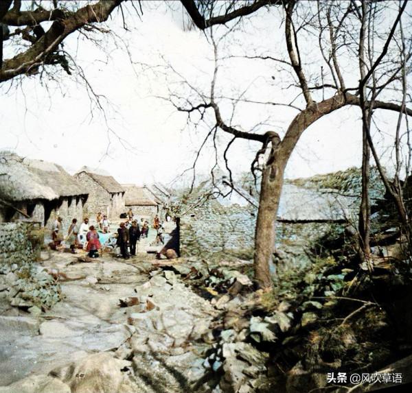 1902年的威海劉公島，東村街道破爛不堪，老人在村頭表演口技