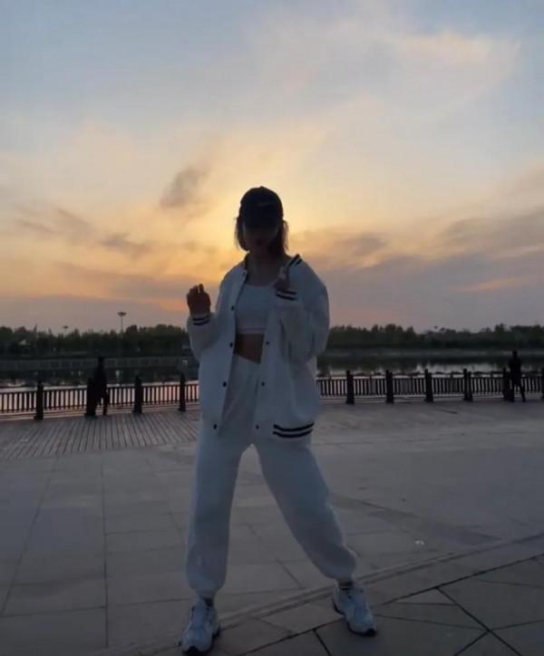 一群女生聚餐，圍著飯桌跳舞，這類影片火起來，來龍去脈是這樣