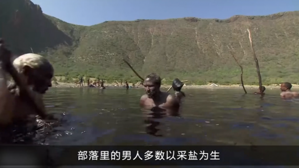 非洲鹽販的補給站,50米的深水井,誰說非洲人渴死不打井 非洲鹽販的補給站,50米的深水井,誰說非洲人渴死不打井