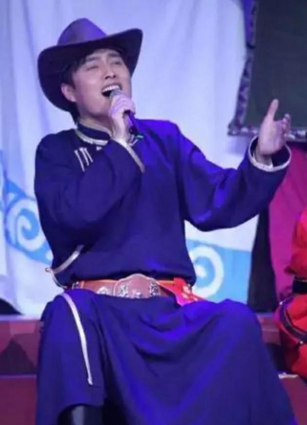 好歌手雲飛：娶&OpenCurlyDoubleQuote;古典女神&rdquo;美嬌妻，6登央視春晚，為人低調樸素