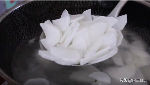 冬天白蘿蔔這樣吃才叫過癮，加1把平菇，比大魚大肉還香，超解饞