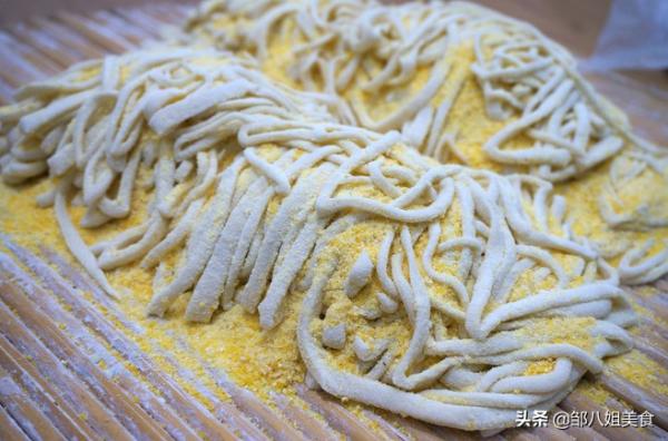 做手擀麵時,和麵要多加“2個料”,麵條筋道不易斷,爽滑不粘連 做手擀麵時,和麵要多加“2個料”,麵條筋道不易斷,爽滑不粘連
