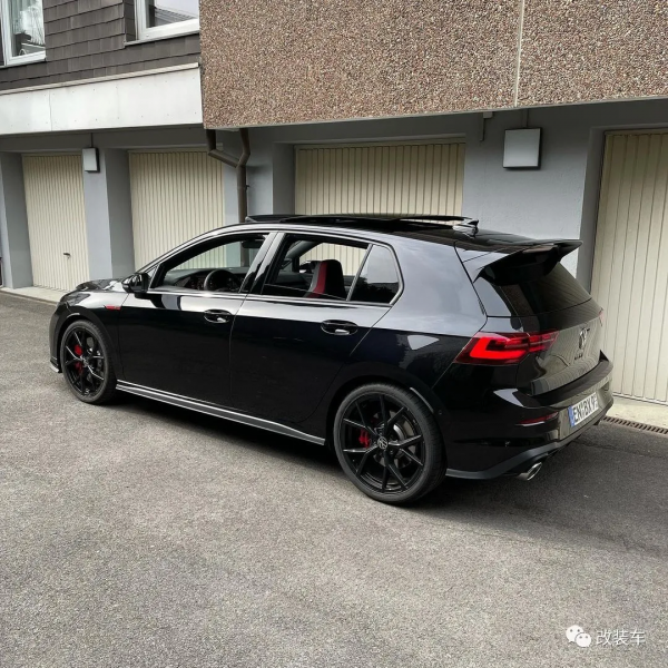 用一身競技改件來玩姿態的8代高爾夫GTI，這操作你們看得懂嗎？