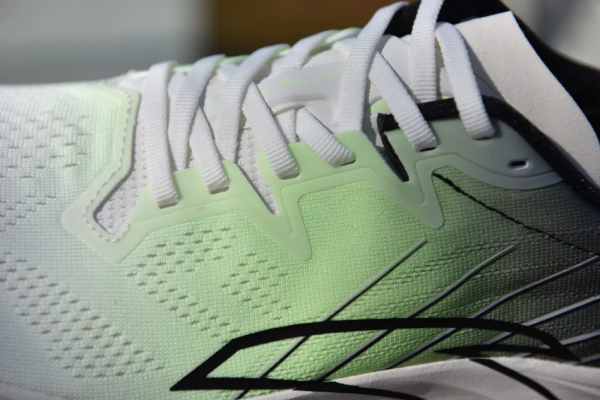 這雙專為柏油路而“生”的跑鞋,它在包裹和耐磨上到底有多香? 這雙專為柏油路而“生”的跑鞋,它在包裹和耐磨上到底有多香?