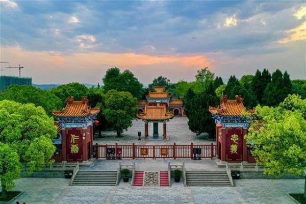 60年代湖北關羽墓被挖開，墓室盡頭，發現4根鐵鏈懸掛的古棺