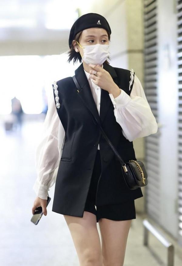 葉一茜和女兒森碟長得真像,一身黑白穿搭好簡約,不愧是辣媽 葉一茜和女兒森碟長得真像,一身黑白穿搭好簡約,不愧是辣媽