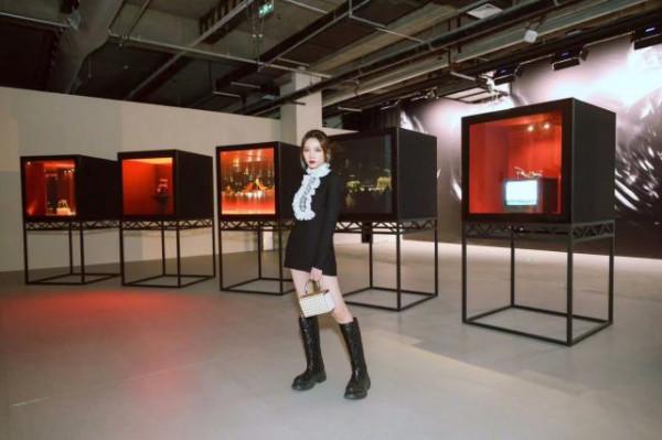 ​黑白色系連衣裙學孟佳穿,作為內搭優雅又別緻,冬季凹造型nice ​黑白色系連衣裙學孟佳穿,作為內搭優雅又別緻,冬季凹造型nice