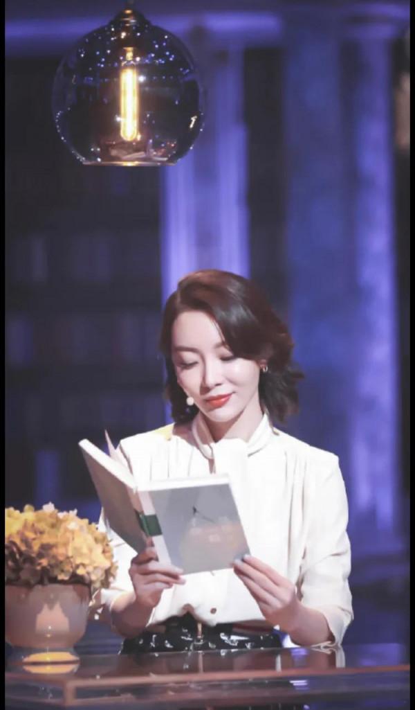 董卿、陳數、詠梅，三位手捧書卷的女人真美