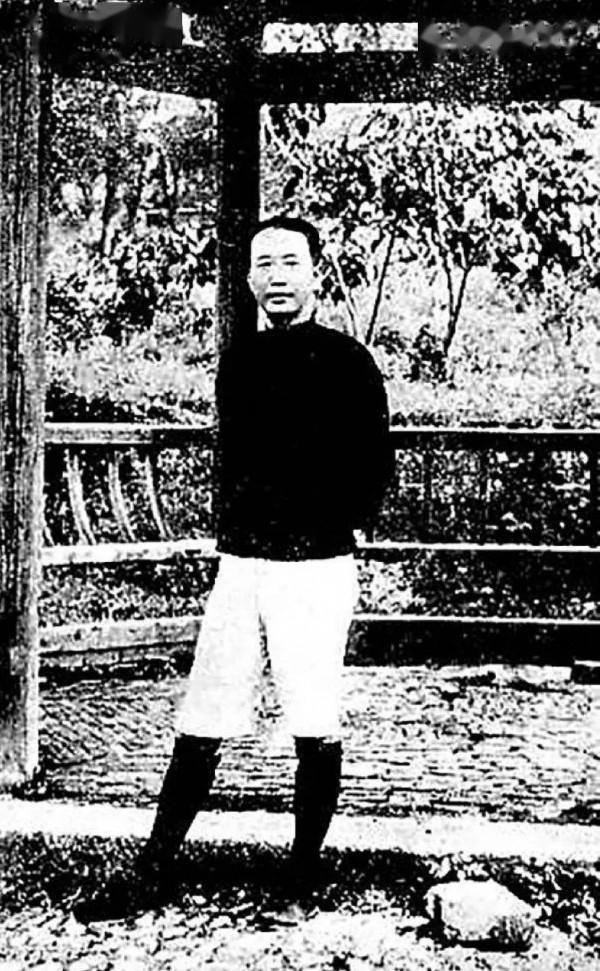 瞿秋白36歲犧牲，刑前照片毫無畏懼，兩個要求令劊子手深感汗顏