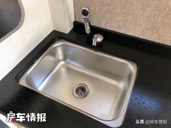 帶四驅的馬自達房車，配1.8T動力自動擋，佈局巧妙能滿足5人睡覺