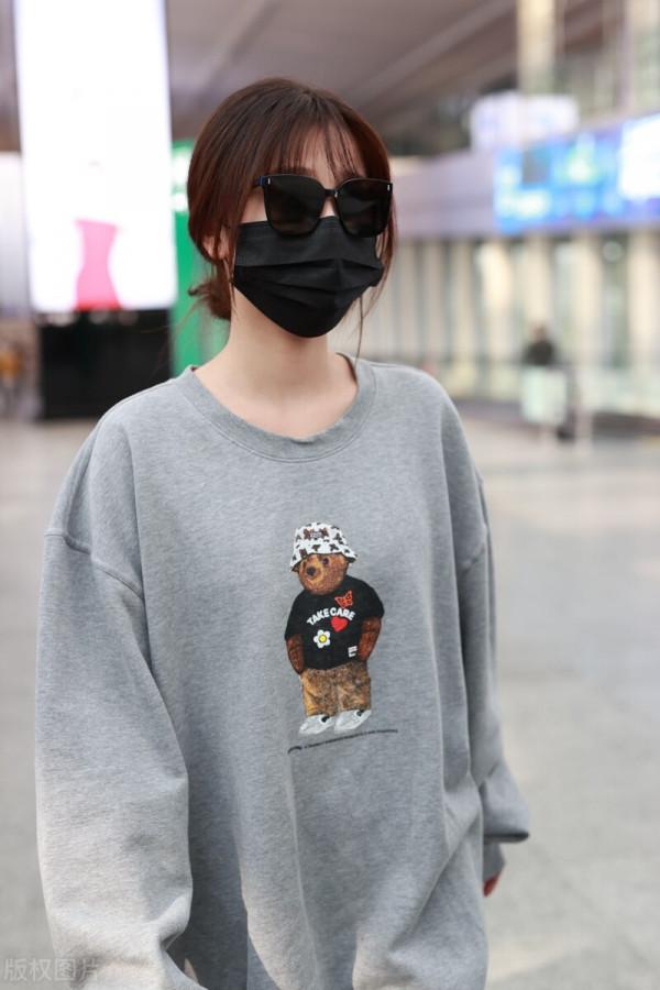 虞書欣穿灰色小熊衛衣搭配黑色牛仔褲，戴墨鏡休閒可愛