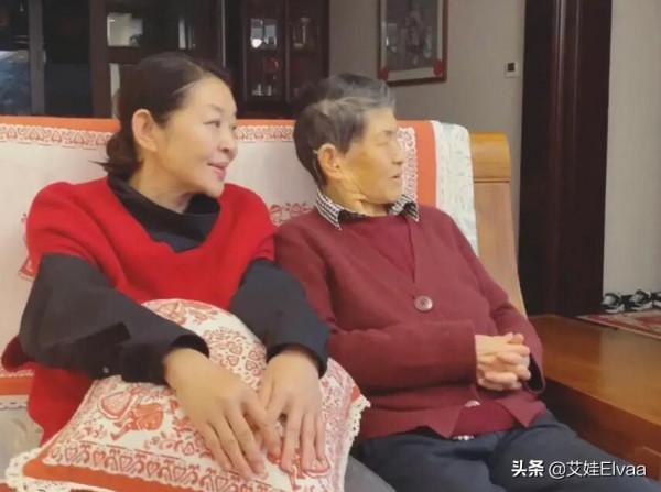 倪萍真孝順給母親單獨主持冬奧！穿紅色打扮喜慶，母女五官像烙餅