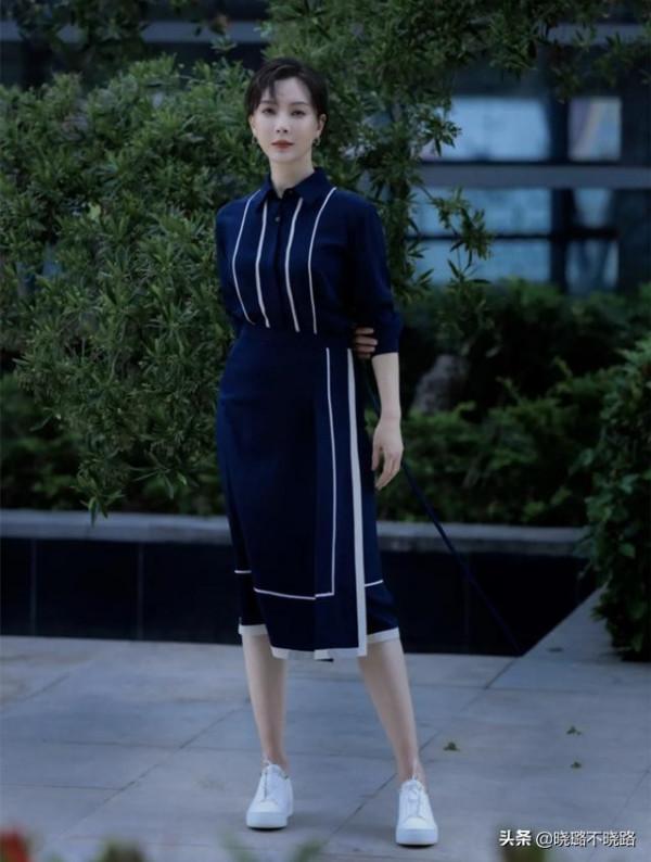 女人50歲以後，不管穿褲子還是裙子，少穿這2種鞋子，低階沒氣質