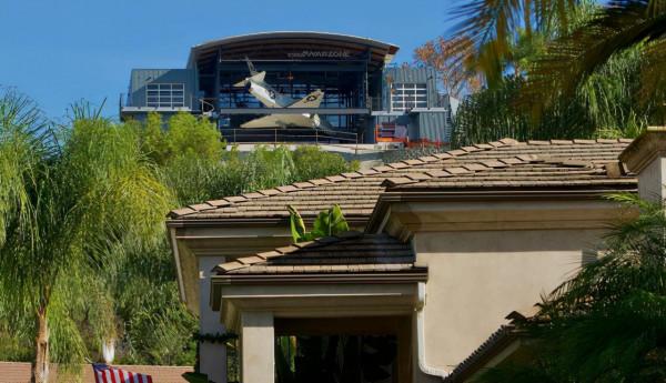 戰鬥機撞進豪宅！警察趕快救援，到場一看竟是家庭裝飾品，太豪橫