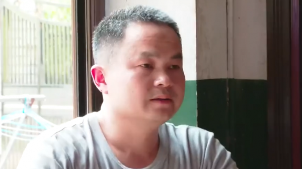 湖南媳婦好吃懶做，吃喝拉撒全在臥室解決，氣得老公掂菜刀砍她