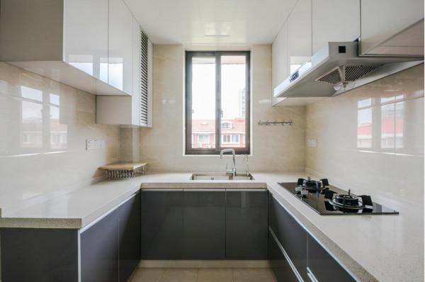 客廳採用大量的白色，使空間更開闊，臥室也採用白色