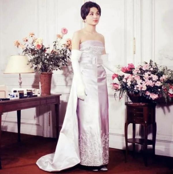 “伊朗玫瑰”法拉赫:王冠上鑲著60克拉粉鑽,晚年靠變賣珠寶為生 “伊朗玫瑰”法拉赫:王冠上鑲著60克拉粉鑽,晚年靠變賣珠寶為生