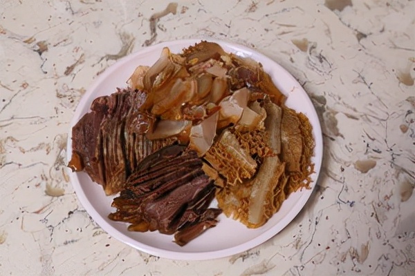 廚師教你製作正宗的四川冷盤夫妻肺片，讓你吃一次就停下來