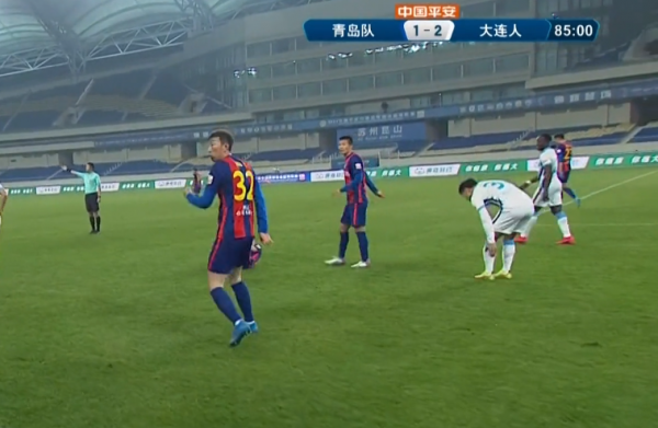 不走運！33歲前國腳替補30秒傷退被換下，一度被抬上擔架神情沮喪