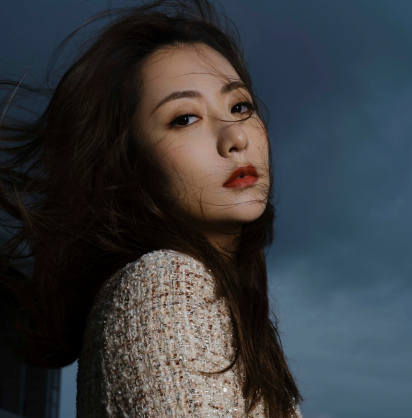 35歲白冰大片曝光，巴掌臉太過消瘦，離婚1年坦言享受單身生活