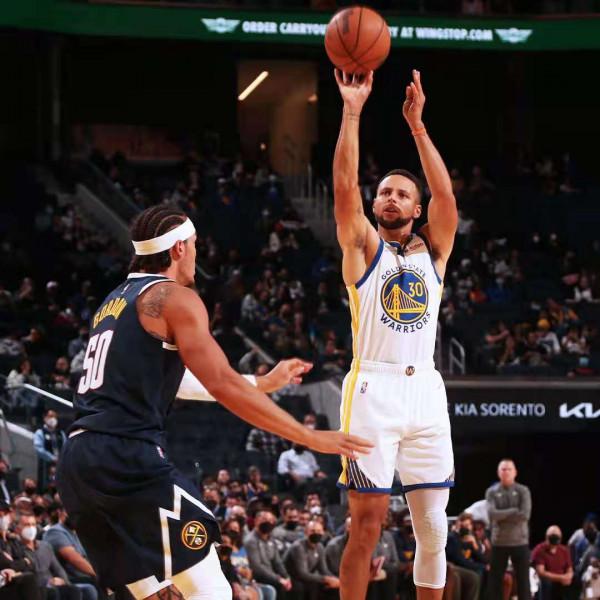 16中10！轟34+13+4！勇士隊白撿個大便宜，庫裡就偷著樂吧