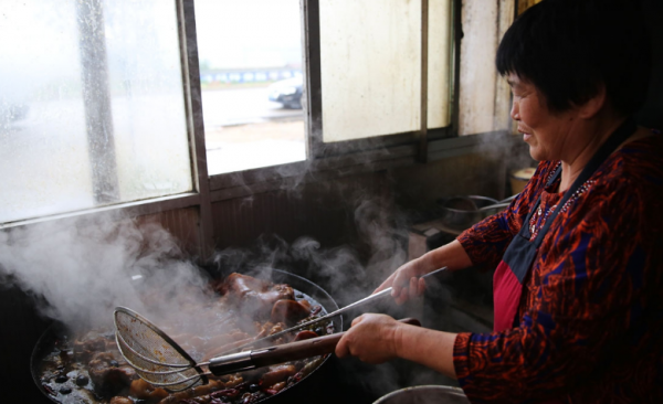 陝西國道邊的老湯醬肉店，靠著一鍋40年的老滷湯，富了一家三代人