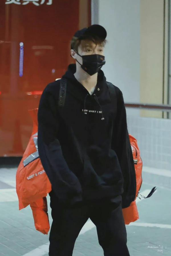 張藝興私服，身穿連帽衛衣搭配雙肩包，造型低調卻不失魅力