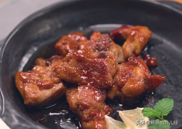 分享一款美味的黃油燜雞，烹飪簡單，肉嫩鮮香，家中孩子特愛吃