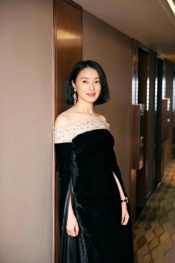 吳越認真打扮好驚豔!刻在骨子裡的美,穿“鑲鑽絲絨裙”優雅貴氣 吳越認真打扮好驚豔!刻在骨子裡的美,穿“鑲鑽絲絨裙”優雅貴氣