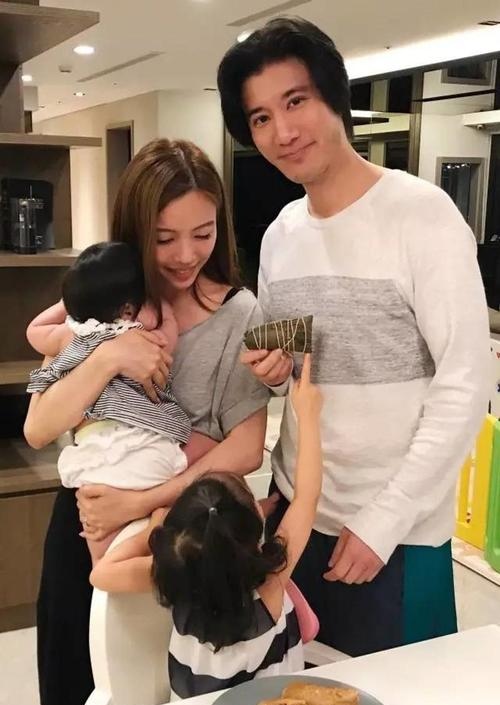 數位天王嫂都有一件“鎮場之寶”,唯獨李靚蕾最樸素 數位天王嫂都有一件“鎮場之寶”,唯獨李靚蕾最樸素