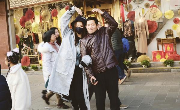 草根少女楊超越：從服務員到爆紅，讓無數二代咬牙切齒又望塵莫及