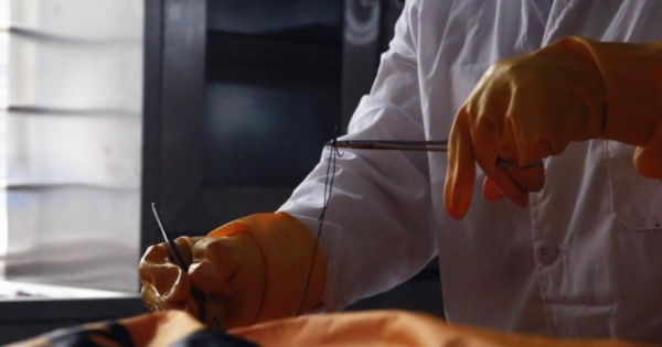 19歲消防戰士火場犧牲，僅剩3塊骨頭，入殮師憑照片“找回”英雄