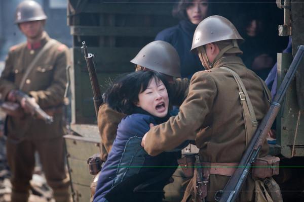 為向日軍表忠心,這個漢奸活埋了老母親,並將17歲女兒拱手送人 為向日軍表忠心,這個漢奸活埋了老母親,並將17歲女兒拱手送人