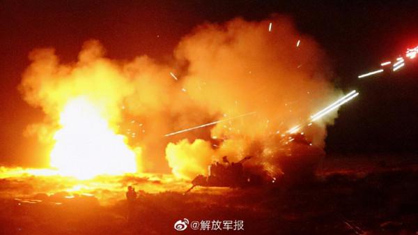 火力兇猛！炮兵分隊實彈射擊滿屏烈焰
