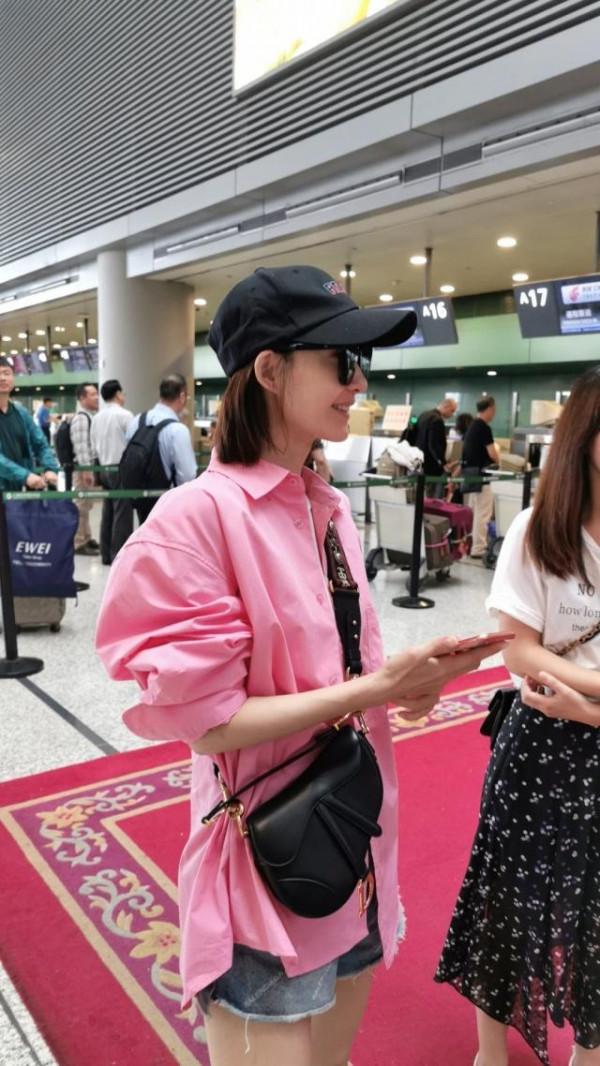 “素顏女神”王麗坤走機場，穿粉襯衫配牛仔短褲，瞬間嫩回十八歲