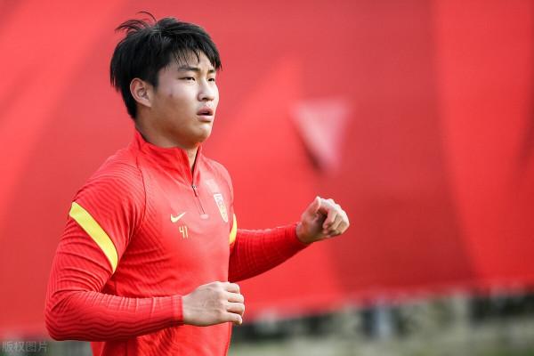 越南媒體：戰國足樸恆緒需警惕高中鋒郭田雨 他將成李鐵手中王牌？