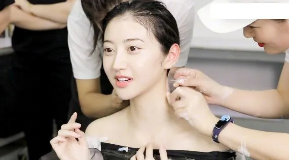 依雪抗衰：女明星卸妝後的面板狀態絕了！劉濤當場直播卸妝