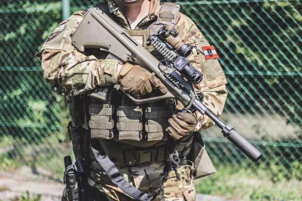 無託步槍中的翹楚，一代名槍AUG，其設計到底有何獨到之處？