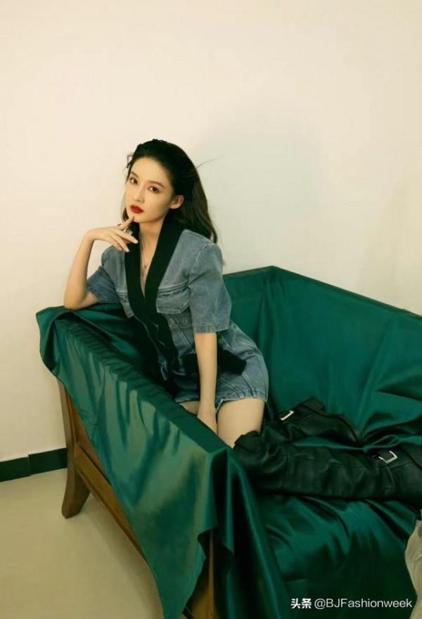 李沁眼光真不錯，牛仔look搭配高筒靴，摩登少女很時髦
