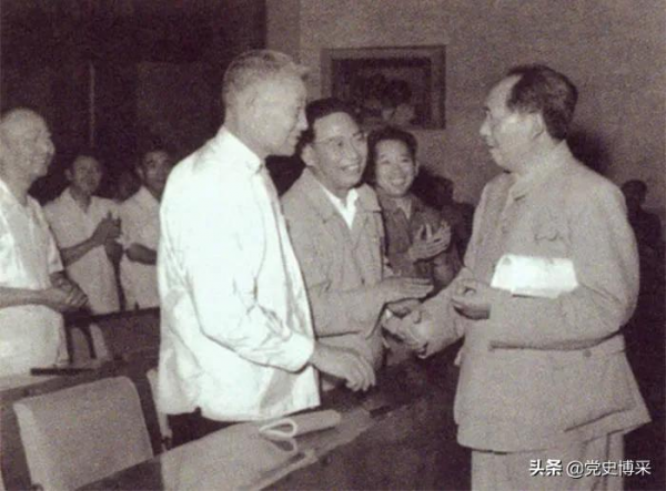 主持軍委工作的彭德懷一度設想學習蘇聯取消政治委員,羅榮桓堅決反對,毛澤東堅持以我為主,保持光榮傳統 主持軍委工作的彭德懷一度設想學習蘇聯取消政治委員,羅榮桓堅決反對,毛澤東堅持以我為主,保持光榮傳統