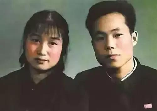 1959年，毛主席重回韶山，共和3000名鄉親握手，最後手竟然握腫了