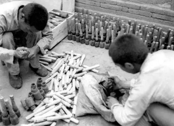 敵人懸賞：抓活的賞5000，死的賞3000，司令得知給了他8名警衛員