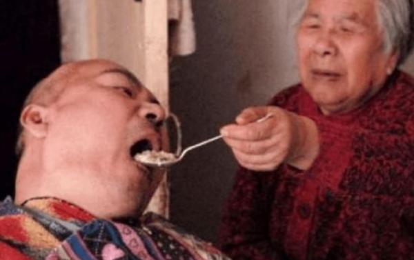 83歲老太毒殺46歲智障兒子，兒子停止呼吸後主動自首：我養不動了