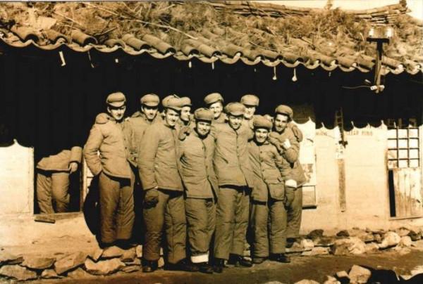 志願軍夜襲南朝鮮軍，發現敵人士兵用繩子拴在一起，這是啥戰術？