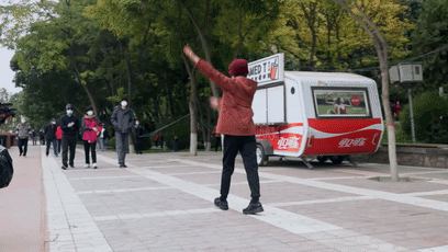 楊穎、白鹿扮老年妝逛公園,“白老太”健步如飛、過於活潑 楊穎、白鹿扮老年妝逛公園,“白老太”健步如飛、過於活潑